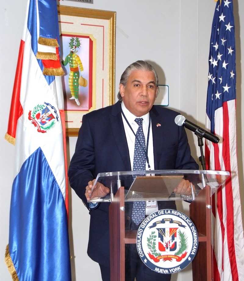 El c&oacute;nsul Carlos Castillo mientras se dirig&iacute;a a los participantes en el taller &ldquo;C&oacute;mo crecer una bodega&rdquo; durante la apertura de la Ventanilla PYME en el Consulado Dominicano en esta urbe.