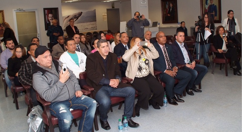 Parte de los asistentes al taller &ldquo;C&oacute;mo crecer una bodega&rdquo; ofrecido durante la apertura de la Ventanilla PYME en el Consulado Dominicano en esta ciudad.