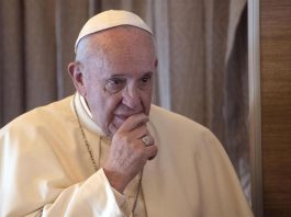 El papa Francisco reconoció hoy los abusos a algunas monjas por parte de curas y obispos y dijo que trabaja para buscar soluciones contra esta situación, que "viene de lejos".