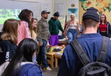 Estudiantes se toman las manos en círculo antes que termine el día escolar. Los estudiantes se reúnen a diario con consejeros y participan de programas de apoyo diseñados como Alcohólicos Anónimos. (Heidi de Marco/KHN)