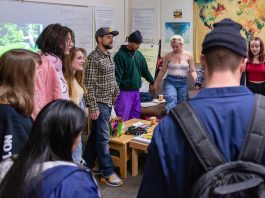 Jóvenes adictos aprender a estar sobrios en una escuela secundaria especial Estudiantes se toman las manos en círculo antes que termine el día escolar. Los estudiantes se reúnen a diario con consejeros y participan de programas de apoyo diseñados como Alcohólicos Anónimos. (Heidi de Marco/KHN)