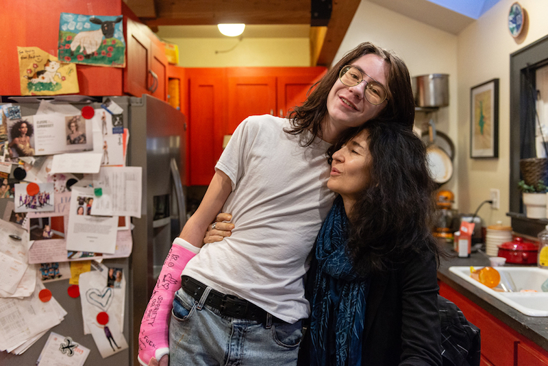 Coltrane Fisher y su madre, Lisa Luengo, el 14 de diciembre de 2018. Luengo, profesora de francés en un colegio comunitario, envió primero a su hijo a un programa de rehabilitación en Utah antes de inscribirlo en Interagency at Queen Anne. (Heidi de Marco/KHN)