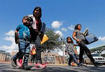 Madres separadas de sus hijos en frontera denuncian trato del Gobierno Trump Familias separadas en frontera demandan Gobierno de Trump por trauma causado