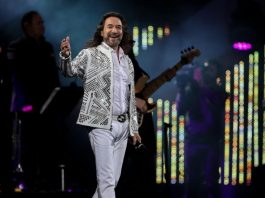Los chilenos se rindieron a los pies del cantautor mexicano Marco Antonio Solís, que esta noche cantó sus baladas más melancólicas a un público que desbordó la Quinta Vergara en el Festival de Viña del Mar
