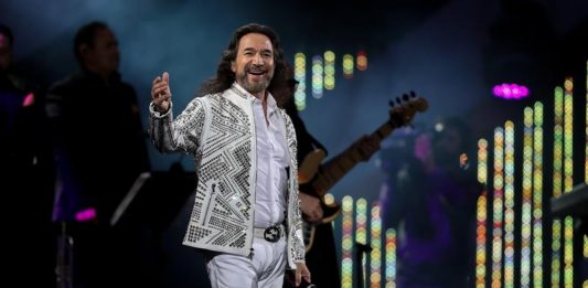Los chilenos se rindieron a los pies del cantautor mexicano Marco Antonio Solís, que esta noche cantó sus baladas más melancólicas a un público que desbordó la Quinta Vergara en el Festival de Viña del Mar