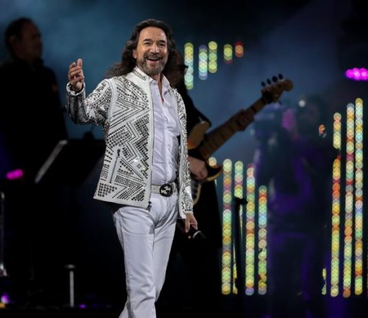 Los chilenos se rindieron a los pies del cantautor mexicano Marco Antonio Solís, que esta noche cantó sus baladas más melancólicas a un público que desbordó la Quinta Vergara en el Festival de Viña del Mar