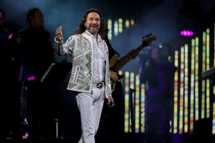 marco antonio Los chilenos se rindieron a los pies del cantautor mexicano Marco Antonio Solís, que esta noche cantó sus baladas más melancólicas a un público que desbordó la Quinta Vergara en el Festival de Viña del Mar