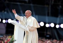 Papa rechaza el aborto y pide a políticos que prioricen "defensa de la vida" El papa Francisco rechazó hoy la interrupción del embarazo y pidió a los políticos que, con independencia de sus creencias, consideren fundamental la "defensa de la vida".