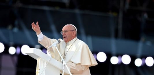 El papa Francisco rechazó hoy la interrupción del embarazo y pidió a los políticos que, con independencia de sus creencias, consideren fundamental la "defensa de la vida".