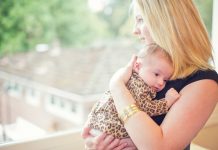 Lisa Abramson sostiene a su hija recién nacida, Lucy, en 2014. Abramson comenzó a sentirse confundida y a tener alucinaciones, ambos síntomas de la psicosis post parto. (Cortesía de Claire Mulkey)