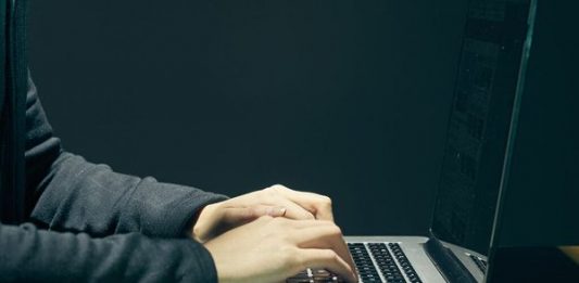 Según el sondeo, una de cada doce personas entrevistadas a nivel nacional afirmó haber sido víctima de "pornografía" sin su conocimiento o consentimiento.