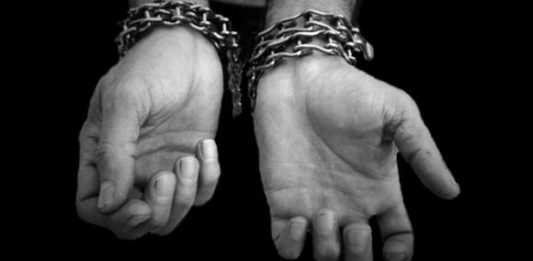El tráfico de seres humanos consiste en el transporte y las gestiones para la migración irregular, sin incurrir en la explotación o trata de personas.