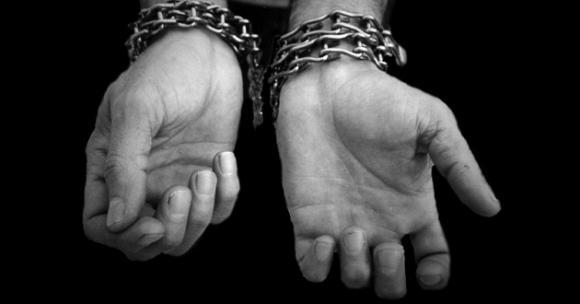 El tr&aacute;fico de seres humanos consiste en el transporte y las gestiones para la migraci&oacute;n irregular, sin incurrir en la explotaci&oacute;n o trata de personas.