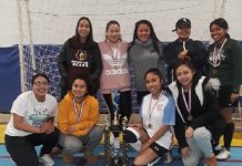 Las jovencitas del Brooklyn Royal posando con la Copa que las identifica como 'Flamantes' Campeonas en la Brooklyn Juniors League, que cumplió su campeonato los martes en su sede-local, 160 Calle 48, en Brooklyn. (Foto Cortesía Cesar Grande)