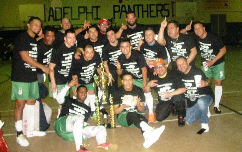 Integrantes del conjunto Express 11 que tras una muy buena campana en el nuevo campeonato cumplido los días martes, organizado por la Brooklyn Champions League, finalizó adueñándose del título y el 'millonario' premio en efectivo, ofrecido y entregado por Washington Díaz, presidente/fundador de la Liga. (Foto:Buki Chapin).