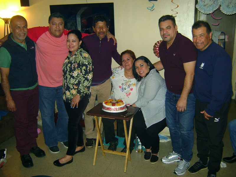 En compañía de dirigentes, jugadores y referis, la distinguida Señora Tere Valdez, celebró su cumpleaños No. Sin...cuenta. Con ella aparecen Mauro Ibarra "El Colocho", Erick "Piojo" Guzmán y su Sra., su queridísmo esposo y excrack del fútbol salvadoreño, Milton Valdez, su hija Jeannette Valdez "La Aguilucha Mayor y su "adorado tormento', el respetable y experimentado Réferi, José Luis Martínez, entre otros. (Foto: Buki Chapin).