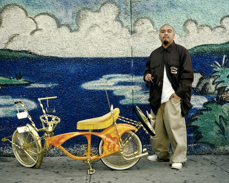 Un hombre con su bicicleta. Foto de Carlos Alvarez Montero.