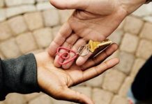 Airbnb compra la web de reservas hoteleras de última hora HotelTonight Airbnb anunció un acuerdo para adquirir la página web de reservas hoteleras de última hora HotelTonight.