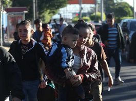 Al menos 70 salvadoreños partieron este sábado con rumbo a Estados Unidos en caravana a pesar de la orden de Donald Trump de suspender todo tipo de ayuda a los países del Triángulo Norte de Centroamérica