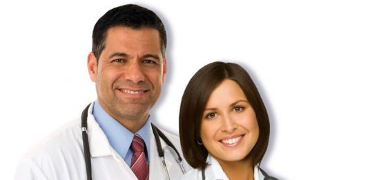 Apenas el 5% de los doctores en el país son latinos, un porcentaje que es aún más bajo entre los farmacéuticos o enfermeros.