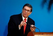 Canciller cubano critica trato a migrantes de la isla en EE.UU. tras arresto de dos músicos El canciller de Cuba, Bruno Rodríguez, condenó este lunes la decisión del Gobierno de EE.UU. de suspender solo por un mes y con limitaciones una norma que permitiría a cubano-estadounidenses reclamar propiedades en la isla