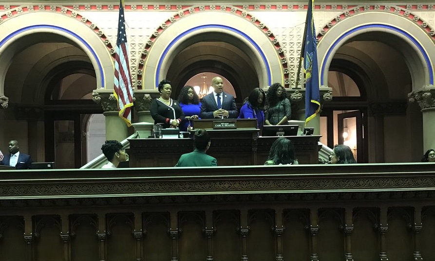 &ldquo;La mayor&iacute;a dem&oacute;crata de la Asamblea reconoce la gravedad de las disparidades que existen en los resultados de salud para las mujeres embarazadas en Nueva York&rdquo;, dijo el presidente de la Asamblea Heastie.