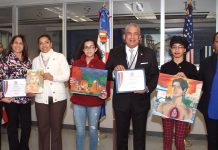 El cónsul Carlos Castillo junto a las jovencitas Wildriana Paulino, Aliyah Rivera y Elizabeth Lee, ganadoras de los tres primeros lugares del concurso juvenil de artes plásticas “Pinta tu Patria”.