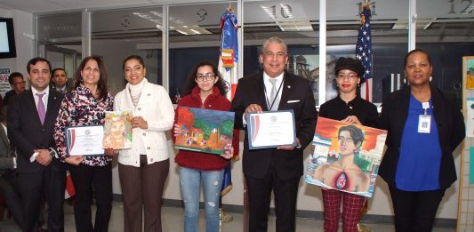 El cónsul Carlos Castillo junto a las jovencitas Wildriana Paulino, Aliyah Rivera y Elizabeth Lee, ganadoras de los tres primeros lugares del concurso juvenil de artes plásticas “Pinta tu Patria”.