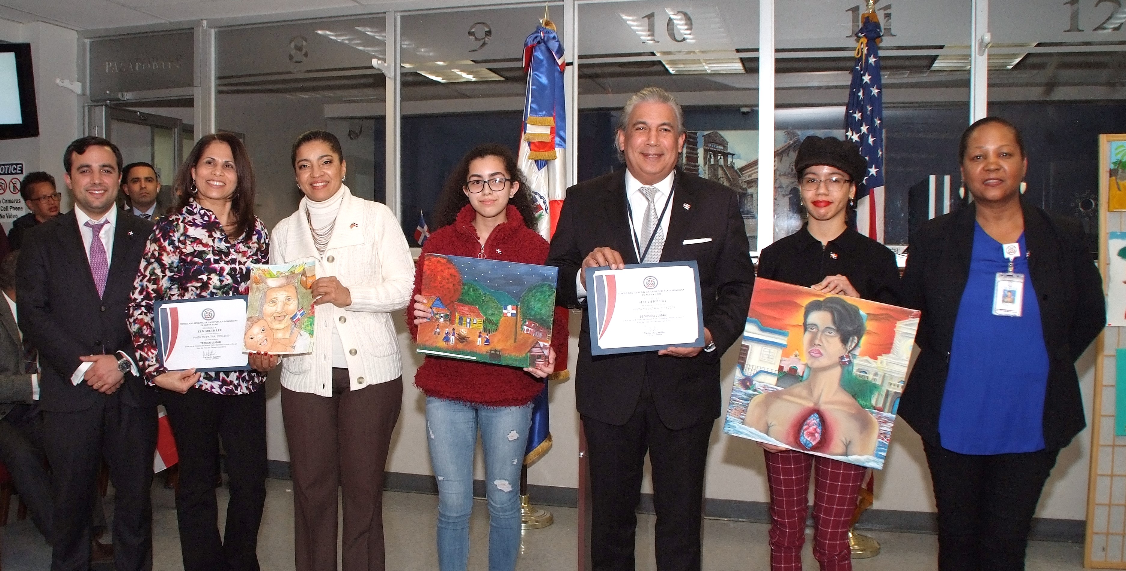 El c&oacute;nsul Carlos Castillo junto a las jovencitas Wildriana Paulino, Aliyah Rivera y Elizabeth Lee, ganadoras de los tres primeros lugares del concurso juvenil de artes pl&aacute;sticas &ldquo;Pinta tu Patria&rdquo;.