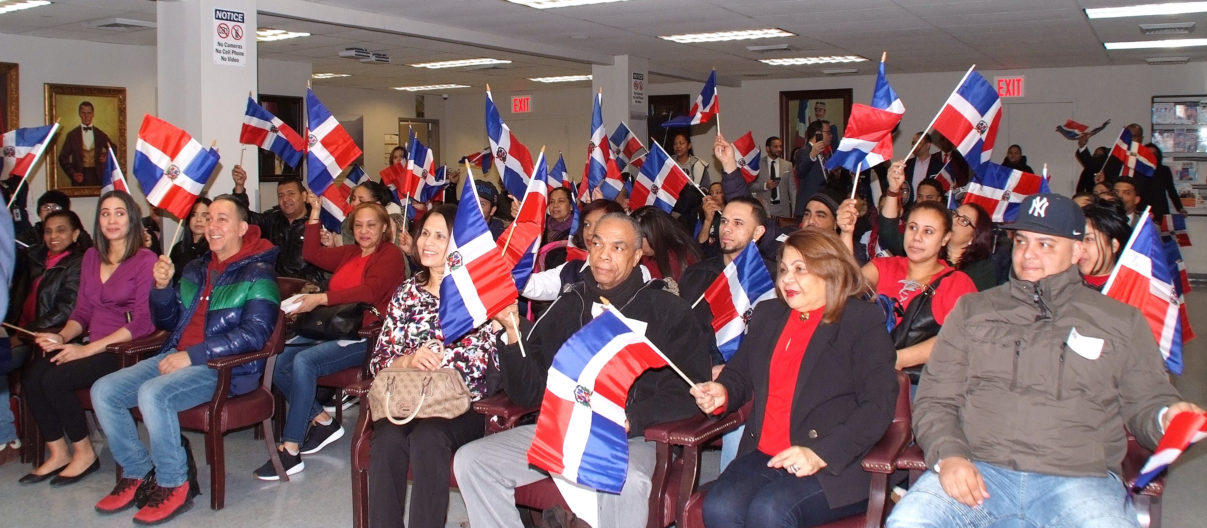 Parte de los asistentes al acto lirico-cultural de culminaci&oacute;n de la celebraci&oacute;n del Mes de la Patria y el lanzamiento del portal YoSoyDominicano.org