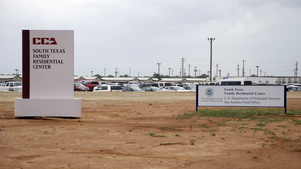 Yazmin Juárez argumenta que su hija Mariee, de un año de edad, desarrolló una enfermedad respiratoria en The South Texas Family Residential Center.