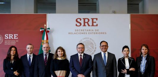 (i-d) Los cónsules mexicanos en Estados Unidos; Marcela Celorio, en Los Ángeles; Jonathan Chait, en Miami; Alberto Fierro, en Boston; Remedios Gómez, en San Francisco; Mauricio Ibarra, en El Paso; Jorge Islas, en Nueva York; Alicia Kerber, en Houston; y Claudia Velasco, en Raleigh; posan este miércoles, durante una rueda de prensa en Ciudad de México (México).