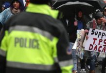 La iniciativa afectaría a los beneficiarios de los amparos de Acción Diferida para los Llegados en la Infancia (DACA), el Estatus de Protección Temporal (TPS) y el de Partida Forzada Diferida (DED).