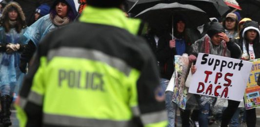 La iniciativa afectaría a los beneficiarios de los amparos de Acción Diferida para los Llegados en la Infancia (DACA), el Estatus de Protección Temporal (TPS) y el de Partida Forzada Diferida (DED).