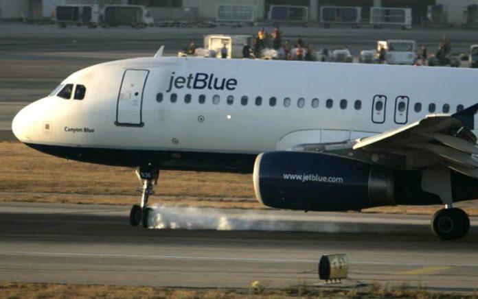 Denuncian que un piloto de JetBlue Un piloto de la compañía JetBlue drogó y violó a dos azafatas de vuelo en Puerto Rico antes de viajar a Newark, según denunciaron las mujeres en una demanda