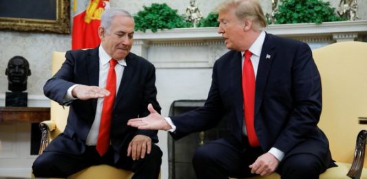 Donald Trump, firmó un decreto por el que reconoce oficialmente la soberanía israelí sobre los Altos del Golán.