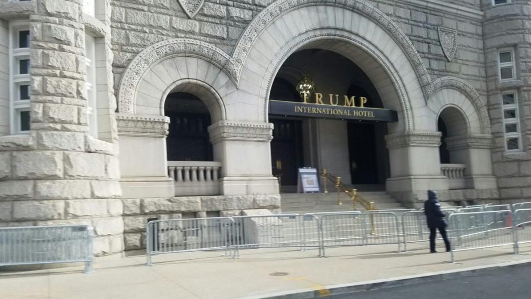 El Hotel Trump de Washington no es un hotel normal. Suceden cosas que pasarían desapercibidas en la capital de las intrigas, desde visitas extravagantes de políticos de Nigeria a negociaciones comerciales secretas, si no fuera por el ojo vigilante del periodista Zach Everson.