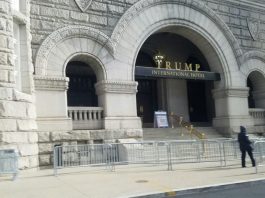 El Hotel Trump de Washington no es un hotel normal. Suceden cosas que pasarían desapercibidas en la capital de las intrigas, desde visitas extravagantes de políticos de Nigeria a negociaciones comerciales secretas, si no fuera por el ojo vigilante del periodista Zach Everson.