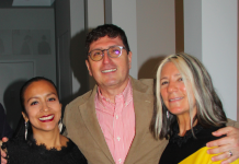 Guido Garaycochea, entre otras cosas es Fundador del Centro Cultural Expresiones y Gerente de los programas New Yorkers del Museo de Queens, junto a sus compatriotas la soprano Silvia Falcón (Izq.) y la artista visual Ana de Orbegoso (Der.)