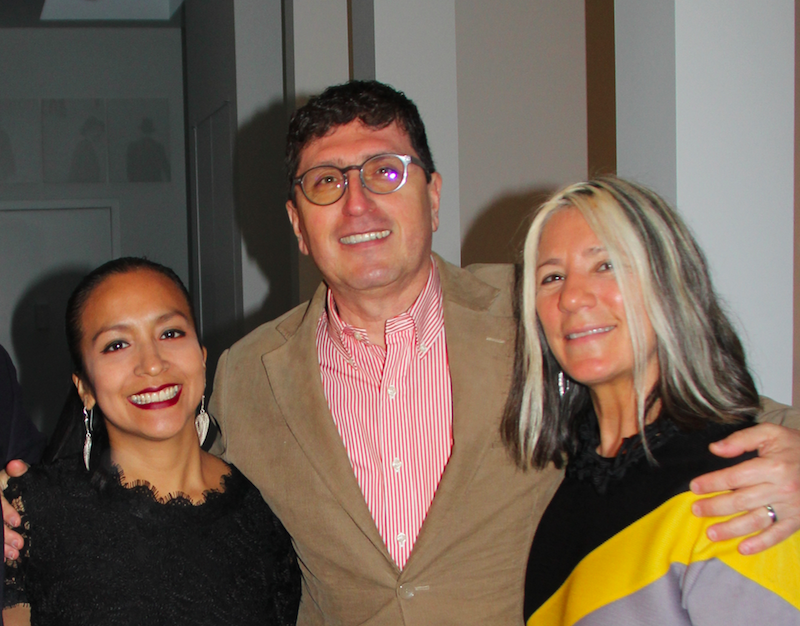 Guido Garaycochea, entre otras cosas es Fundador del Centro Cultural Expresiones y Gerente de los programas New Yorkers del Museo de Queens, junto a sus compatriotas la soprano Silvia Falc&oacute;n (Izq.) y la artista visual Ana de Orbegoso (Der.)