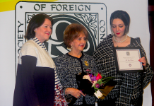 La Hon. Embajadora Marita Landaveri, Cónsul General de Perú en Nueva York (Izq) acompañando a su nominada, la Sra. Luz Pereira (centro), quien recibió el reconocimiento por sus aportes a la promoción de la cultura peruana y la Hon. Diana Zhgenti, Cónsul General de Georgia, quien preside la SOFC.