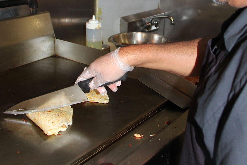 Los casi siete mil restaurantes y lugares de venta de comida que inician sus operaciones anualmente en la Ciudad de Nueva York, deben obtener varias certificaciones requeridas por ley, entre otras cosas deben completar un curso de manejo y protección de alimentos.