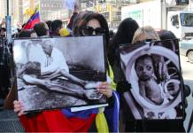 Venciendo el frío invernal, los venezolanos en Nueva York se manifestaron, portando entre otros, imágenes de los niños desnutridos por la falta e alimentos y de los niños en hospitales que no tienen electricidad.