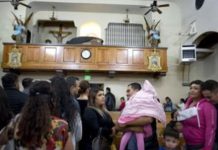 Iglesias colmadas de inmigrantes cierran puertas por falta de dinero algunos restaurantes donan almuerzos y cenas, otros les llevan tamales, pero la ayuda es insuficiente ante el flujo continuo de inmigrantes.