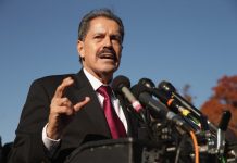 “Estoy anunciando que vivo con la enfermedad de Parkinson", expresó el Congresista José E. Serrano. Ha afirmado que: “Haber pasado de Mayaguez a Mill Brook Houses, a la Asamblea del Estado de Nueva York, a los pasillos del Congreso, es realmente el sueño americano. Me siento honrado de haber tenido su confianza a lo largo de los años".