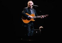 Serrat regresa a Nueva York para cantar al mar, mujeres y fragilidad de la vida Joan Manuel Serrat regresó a Nueva York para cantarle a su mar Mediterráneo.