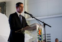 El Gobierno cree que es "descarada" y "ridícula" la inhabilitación de Guaidó El Gobierno consideró hoy "descarada" y "ridícula" la decisión de la Contraloría de Venezuela de inhabilitar para ejercer cargos públicos durante 15 años al líder opositor Juan Guaidó.