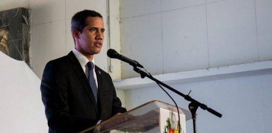 El Gobierno consideró hoy "descarada" y "ridícula" la decisión de la Contraloría de Venezuela de inhabilitar para ejercer cargos públicos durante 15 años al líder opositor Juan Guaidó.
