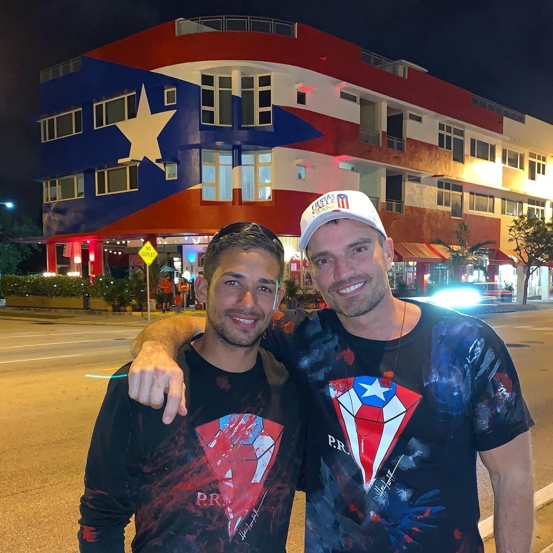Juli&aacute;n Gil y H&eacute;ctor Collazo frente al mural de la bandera de Puerto Rico en La Placita. 