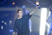 El cantante canadiense Justin Bieber negó este martes que siga interesado en la también artista Selena Gomez, un día después de anunciar que abandonaba temporalmente el mundo de la música